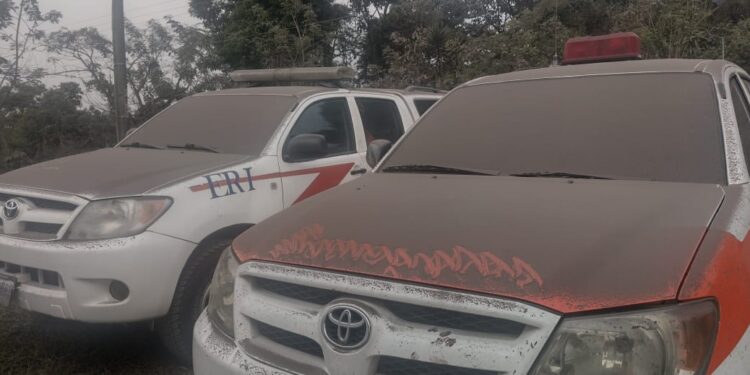 Instan a mantener precaución ante caída de ceniza volcánica