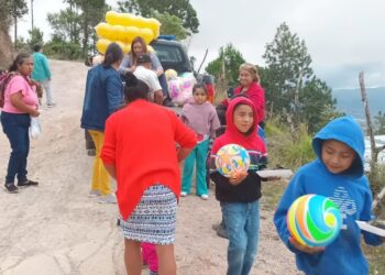 Llevan regalos a niños de diversas comunidades del país