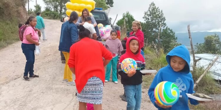 Llevan regalos a niños de diversas comunidades del país