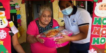 Llevan alegría a adultos mayores de Santa Rosa