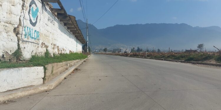 Vecinos de San Cristóbal Totonicapán son beneficiados con tramo carretero