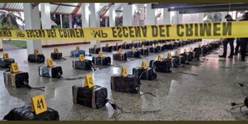 Llevan a cabo análisis de paquetes de posible droga incautados en semisumergible