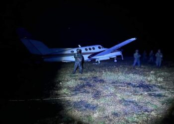 Localizan aeronave y dos lanchas con posible droga