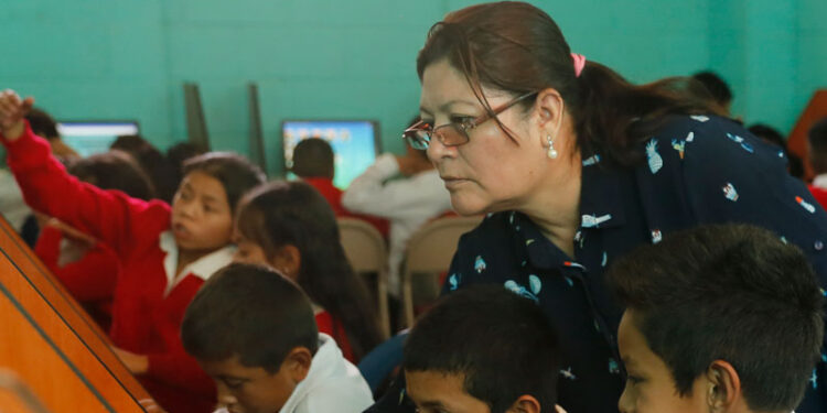 Cerca de 400 docentes firman contrato para el ciclo escolar 2023 en Escuintla