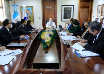 Mandatario sostiene reunión de trabajo con autoridades del Minex