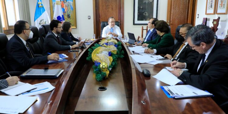 Mandatario sostiene reunión de trabajo con autoridades del Minex