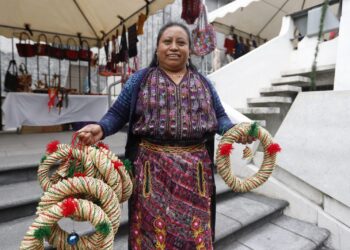 Realizan bazar navideño de artesanías