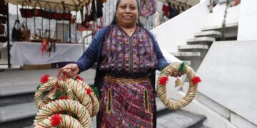 Realizan bazar navideño de artesanías