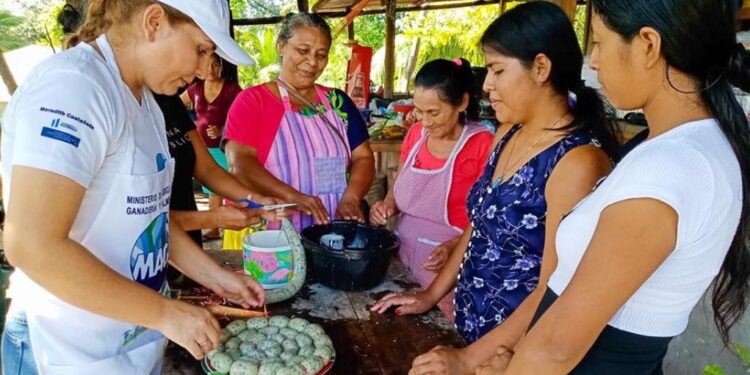 Hogar Rural apoya la seguridad alimentaria y empoderamiento femenino
