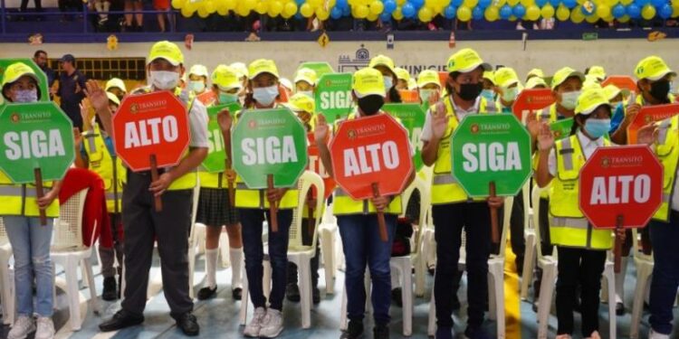 Más de 300 niños se gradúan como inspectores escolares en 2022