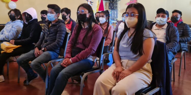 Jóvenes emprendedores reciben apoyo para comercializar sus productos de forma virtual