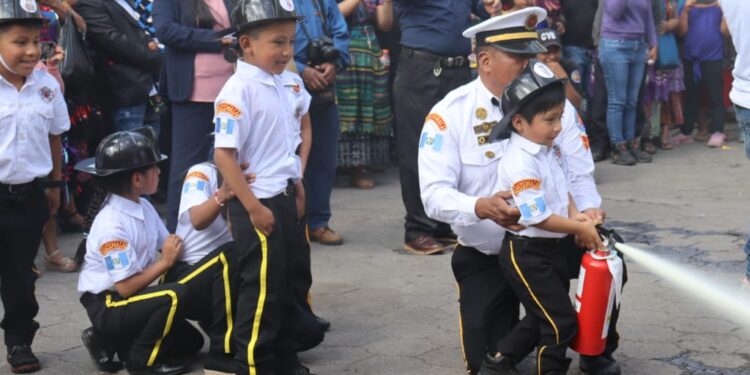 Bomberos Voluntarios de Santa María de Jesús celebran 32 aniversario