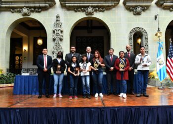 Reconocen a ganadores de concursos de ensayo y de dibujo contra la corrupción