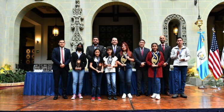 Reconocen a ganadores de concursos de ensayo y de dibujo contra la corrupción