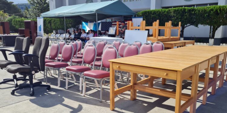 Escuelas de Huehuetenango reciben nuevo mobiliario