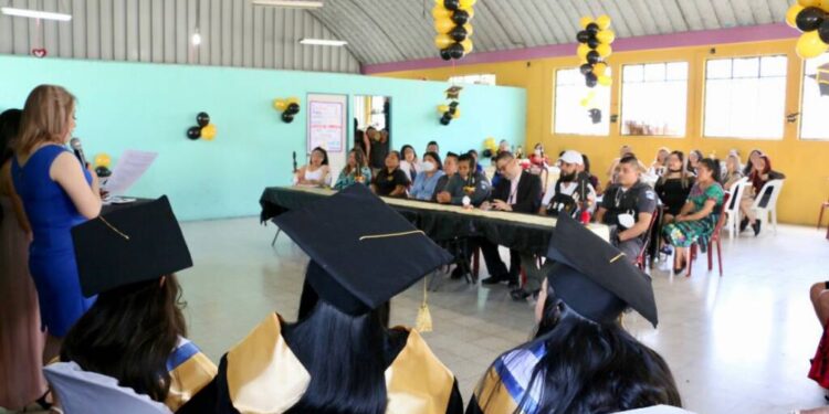 Privadas de libertad culminan bachillerato en ciencias y letras por madurez