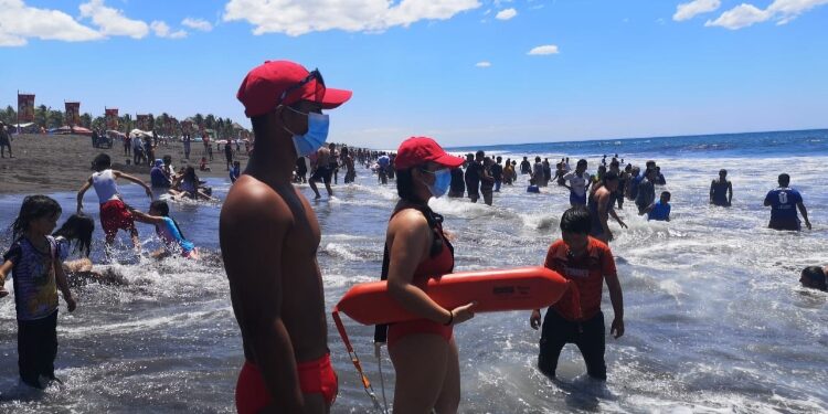 Cuerpo de salvavidas brinda atención en las playas del país