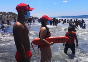 Cuerpo de salvavidas brinda atención en las playas del país