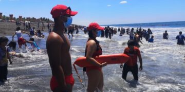 Cuerpo de salvavidas brinda atención en las playas del país