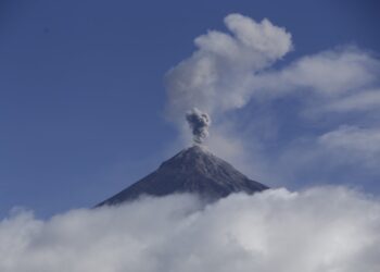 Emiten alerta ante actividad del volcán de Fuego