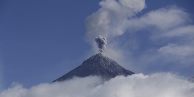 Emiten alerta ante actividad del volcán de Fuego