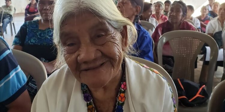 Más adultos mayores de Sololá reciben aporte económico