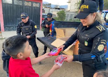 Agentes entregaron juguetes. /Foto: PNC