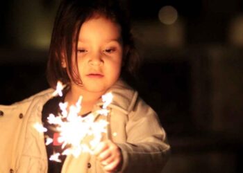 Llaman a supervisar a niños mientras queman juegos pirotécnicos para evitar problemas oculares