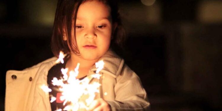 Llaman a supervisar a niños mientras queman juegos pirotécnicos para evitar problemas oculares