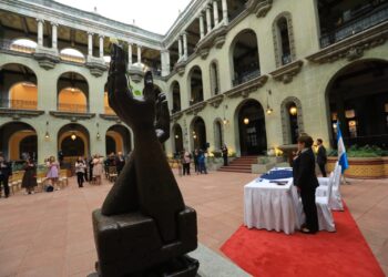 Reconocen a locutores guatemaltecos en su día