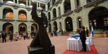 Reconocen a locutores guatemaltecos en su día