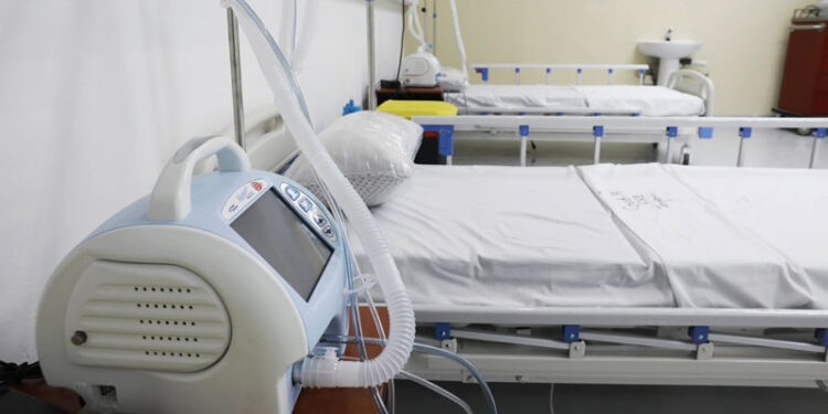 Más de mil camas disponibles para atender a pacientes con COVID-19