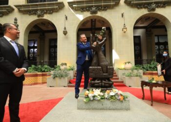 Cambio de la rosa de la paz. /Foto: Óscar Dávila, MCD