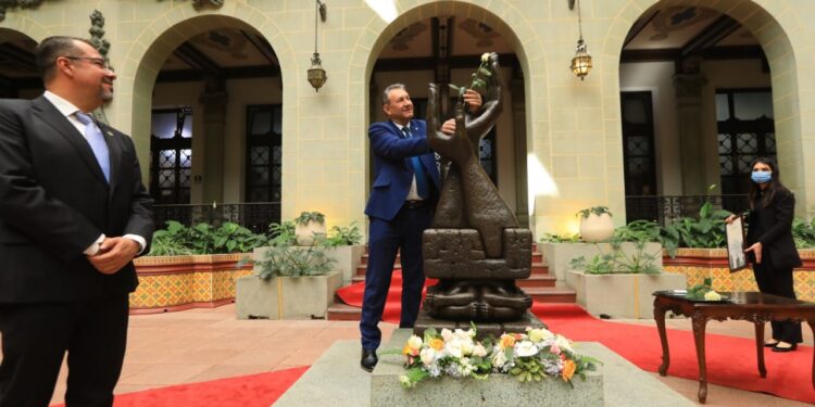 Cambio de la rosa de la paz. /Foto: Óscar Dávila, MCD