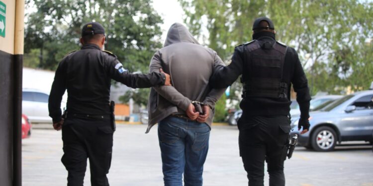 Agentes logran la captura de 53 personas. /Foto: PNC