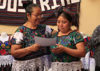 Mujeres aguacatecas se capacitan en técnicas de bordado con máquina industrial