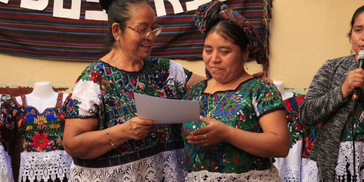Mujeres aguacatecas se capacitan en técnicas de bordado con máquina industrial