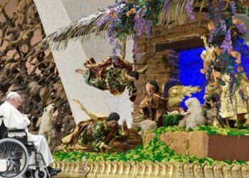 Papa Francisco recibe nacimiento hecho en Guatemala