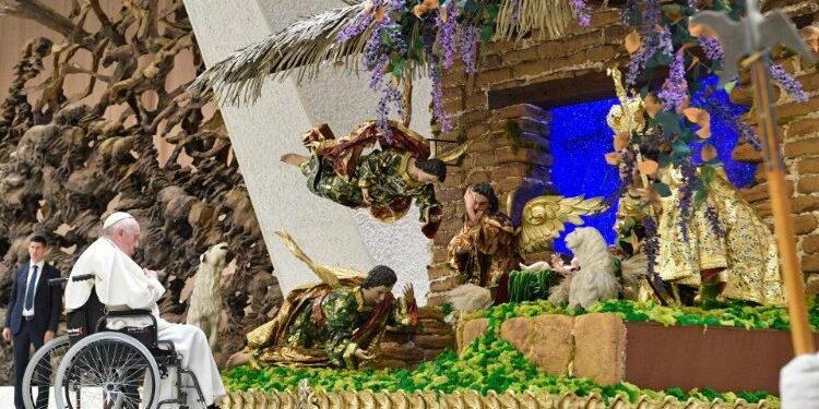 Papa Francisco recibe nacimiento hecho en Guatemala