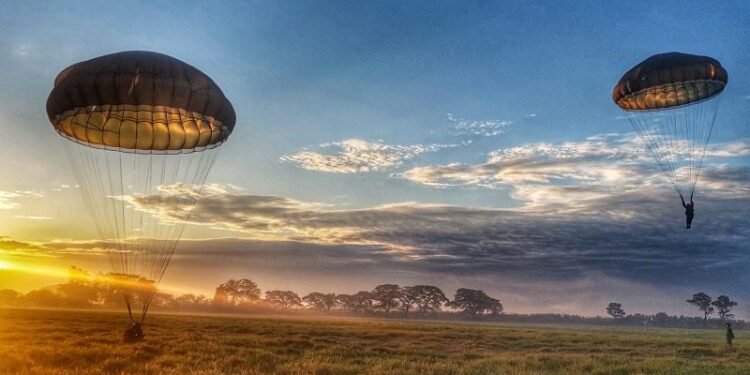 Finaliza curso básico de paracaidismo para civiles