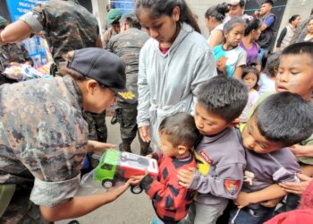 Llevan regalos a niños de familias afectadas por incendio en la zona 21