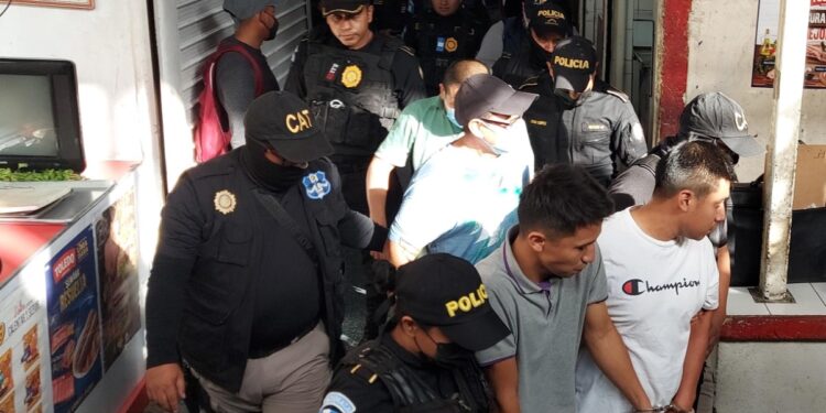 Detienen a cinco presuntos pandilleros acusados de extorsión