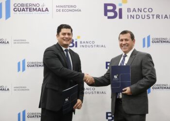 Ministro Janio Rosales y Luis Lara de Banco Industrial. /Foto; Herbert García-DCA