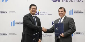 Ministro Janio Rosales y Luis Lara de Banco Industrial. /Foto; Herbert García-DCA