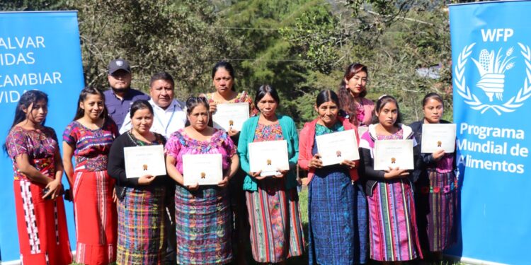 Al menos 10 mujeres se graduaron de ingenieras solares. /Foto: Senacyt