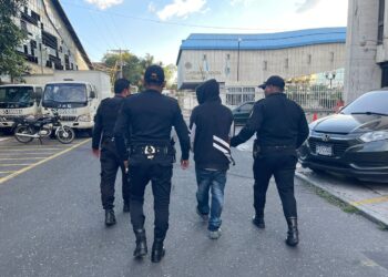 Personas capturadas fueron llevadas ante las autoridades correspondientes. /Foto: PNC