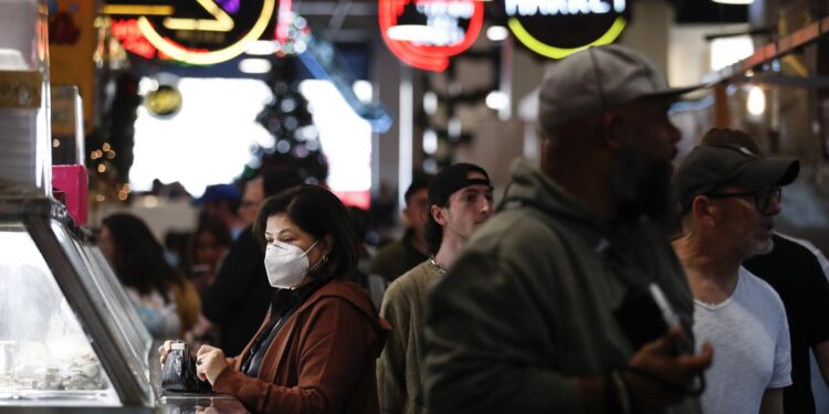 Nueva York recomienda volver a usar mascarillas en lugares públicos