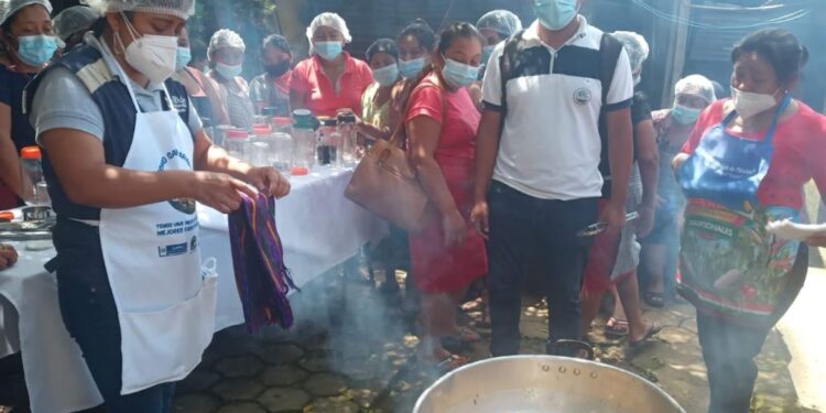 Familias rurales aprenden a fortificar recetas tradicionales de fin de año