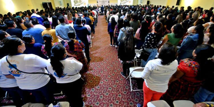 Maestros de región central egresados de Padep participan en congreso nacional