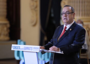 Presidente Giammattei resalta importancia de becas de estudio para fomentar el desarrollo